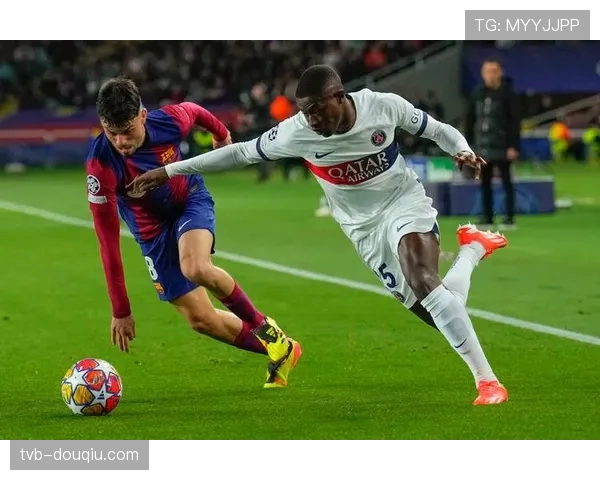 巴黎球迷横幅致敬欧冠功勋,主场气氛火热 巴黎球迷横幅致敬欧冠功勋,主场气氛火热