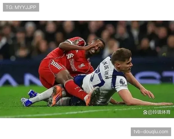 利物浦后卫布拉德利膝盖重伤，主帅斯洛特担忧伤势