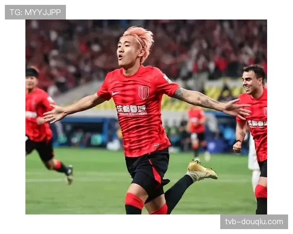 “中超校园行”活动走进成都，韦世豪与小学生进行互动
